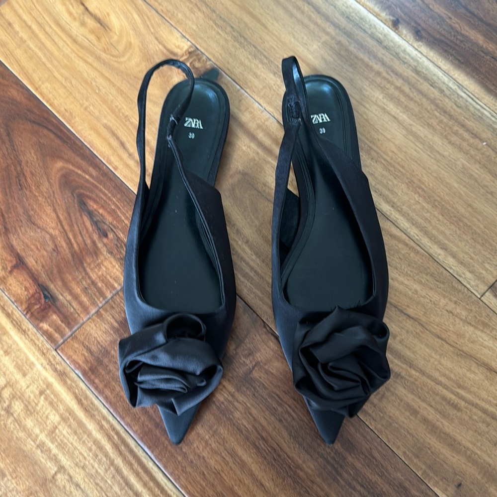 SALE❗️❗️❗️Brand new Zara sling back sandals with rose
